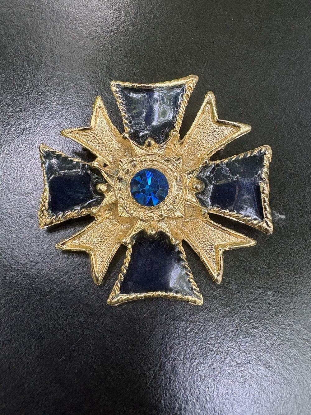 vintage gold-tone Maltese cross brooch